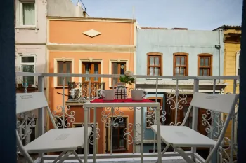 مبنى مفروش بالكامل للبيع في بيوغلو مثالي لتأجيره عبر Airbnb